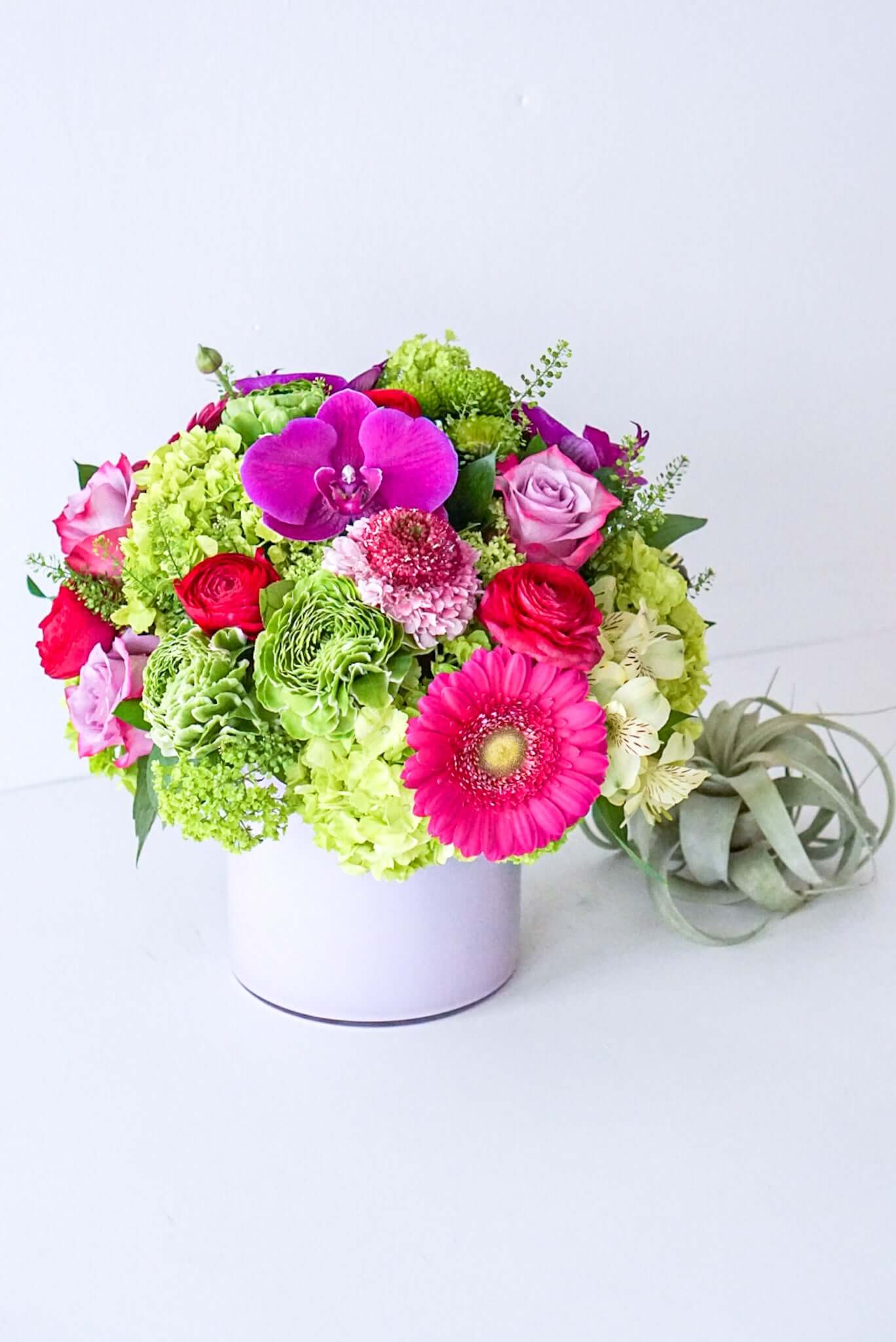 The Flower Nook a Toronto Florist using premium flowers that are professionally arranged, hand-delivered throughout Toronto and GTA